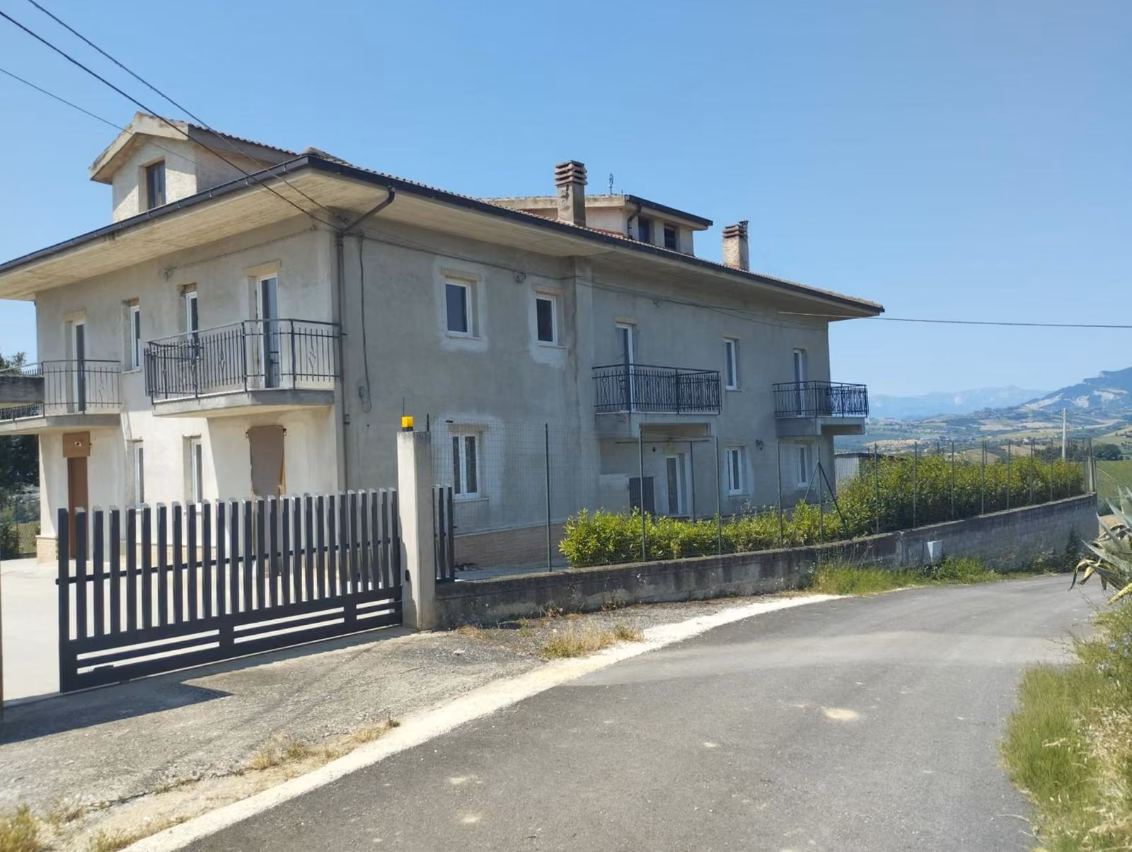 La casa di Palme&Vigne a Offida vista dalla strada