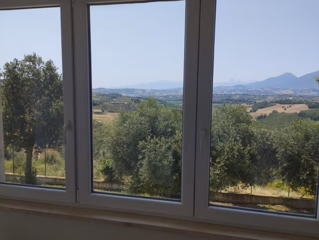 Vista sulle montagne dalle colline di Offida